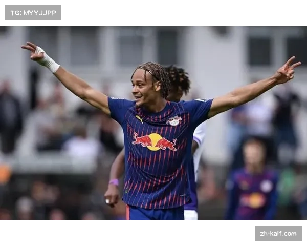 镜头：哈维-西蒙斯进球后冲向客队看台，与随军远征的莱比锡球迷庆祝