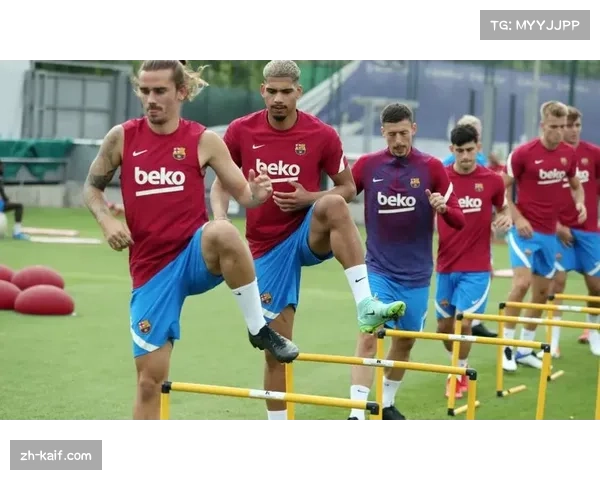 巴萨训练课重点演练边后卫插上，旨在加强对贝蒂斯肋部空当的利用